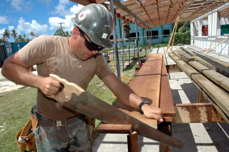 ebeniste-LA CROIX VALMER-min_worker_construction_building_carpenter_male_job_build_helmet-893290